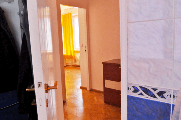 widok z łazienki na korytaż i pokoje apartamentu