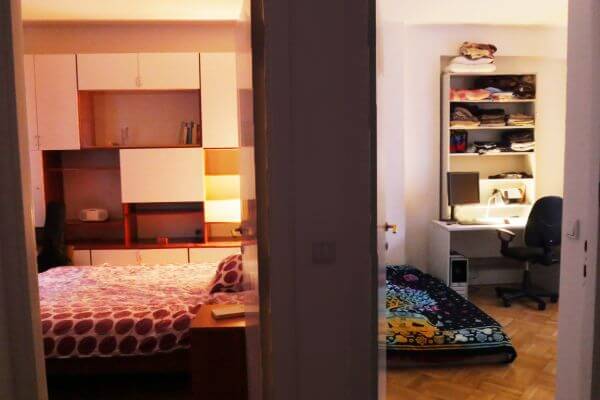 widok z korytaża na obydwie sypialnie apartamentu Rozkosz Czereśni, każda urządzona w innym stylu